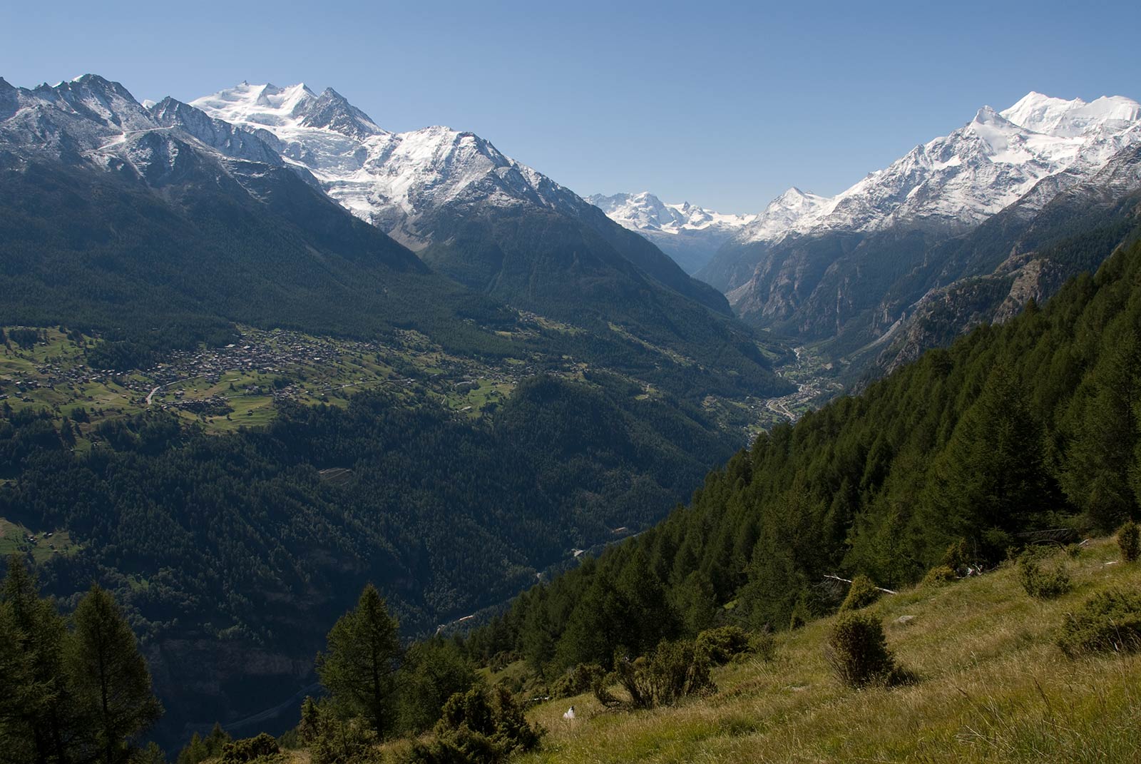 Aussicht auf das Mattertal mit Grächen, Riedgletscher und klein Matterhorn