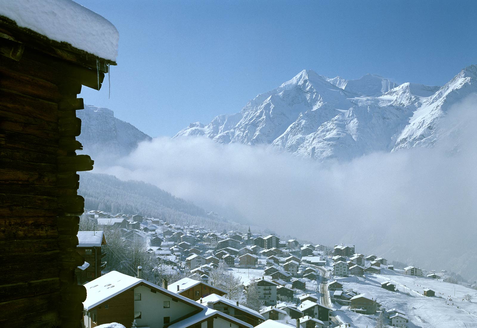 Blick auf das verschneite Bergdorf Grächen.