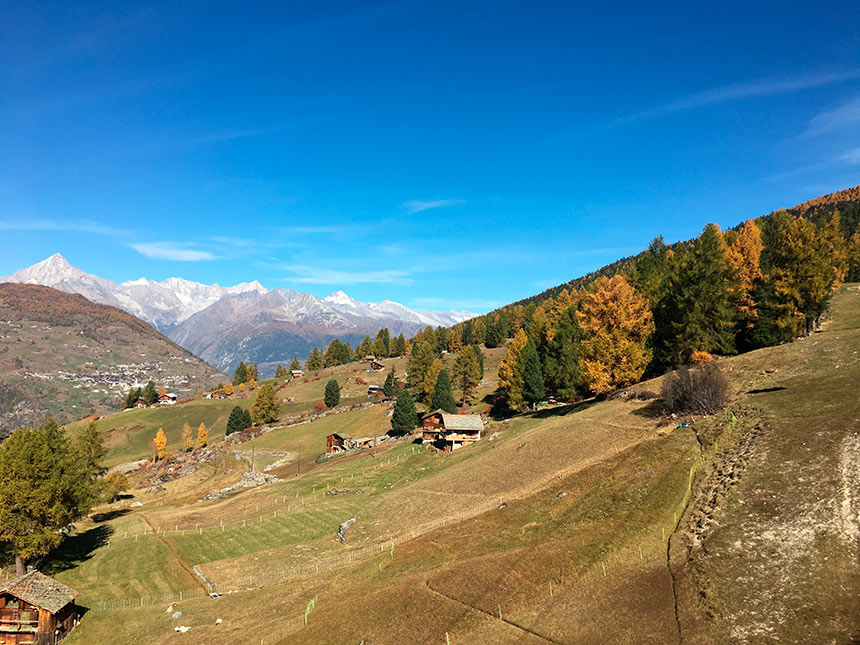 Aus der Gondelbahn mit Blick auf die Berner Alpen