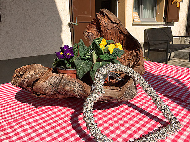 hochzeits apero graechen ferienwohnung soldanella detail blumen herz holz