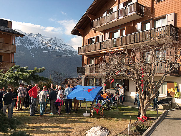 hochzeits apero graechen ferienwohnung soldanella garten haus leute
