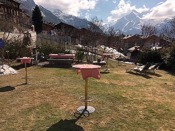 hochzeits apero graechen ferienwohnung soldanella gartensteuhle tische berge