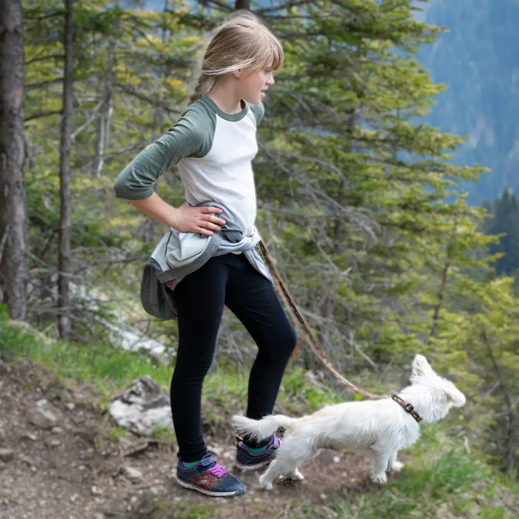 Chica con perro de excursión en Grächen