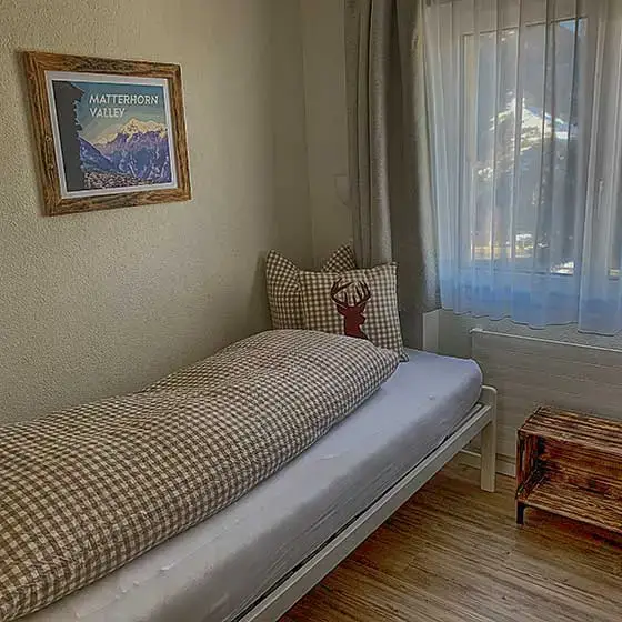 Gemütliches Schlafzimmer in einer Ferienwohnung in Grächen.